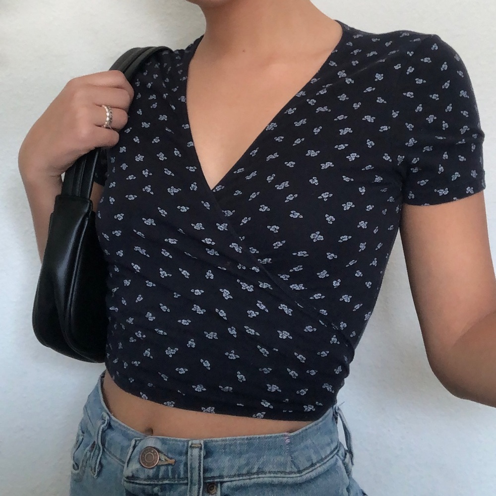 BRANDY MELVILLE RAE TOP NAVY BLUE FLORAL WRAP TOP